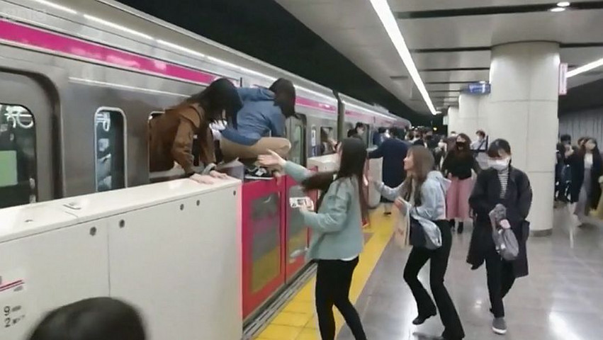 Ιαπωνία: Ντυμένος Τζόκερ μαχαίρωσε επιβάτες σε τρένο &#8211; Δείτε βίντεο με τον πανικό που επικράτησε
