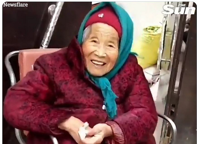 87χρονη χαμογελά όταν δέχεται γλυκό από την 107 χρονών μητέρα της &#8211; Δείτε το βίντεο