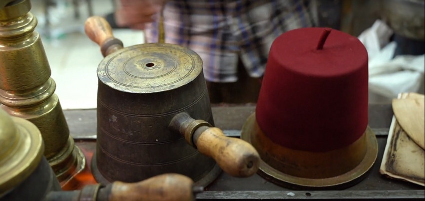 Ο Νάσερ Αμπντέλ Μπάσετ είναι ένας από τους ελάχιστους που κατασκευάζει το οθωμανικό καπέλο φέσι
