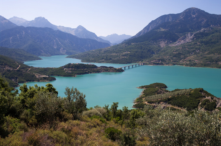 Λίμνη Κρεμαστών: Απίστευτη ομορφιά στη μεγαλύτερη τεχνητή λίμνη της Ελλάδας