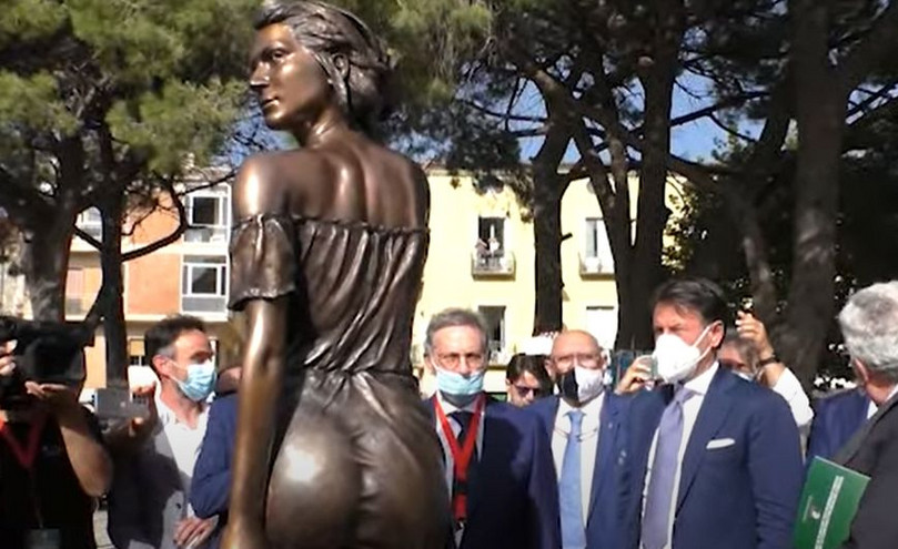Το σέξι… άγαλμα επιμένει να προκαλεί σάλο στην Ιταλία – Τι λέει ο δημιουργός του