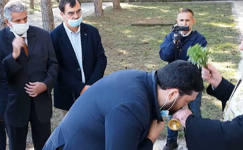 Γρεβενά: Ο Μητροπολίτης κατέβαζε τις μάσκες πιστών για να φιλήσουν τον σταυρό