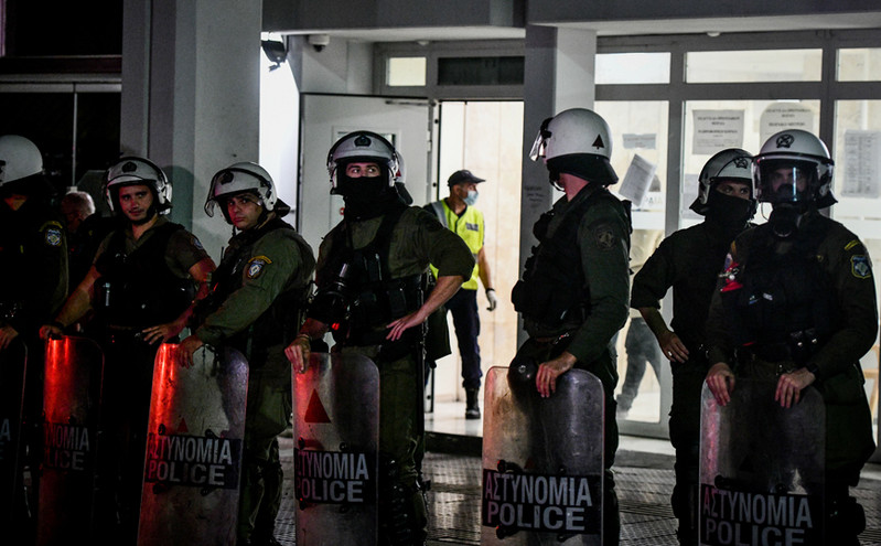Επεισόδια στα Μέγαρα: Τέσσερις τραυματίες αστυνομικοί από σκάγια και πέτρες στη διαμαρτυρία των Ρομά