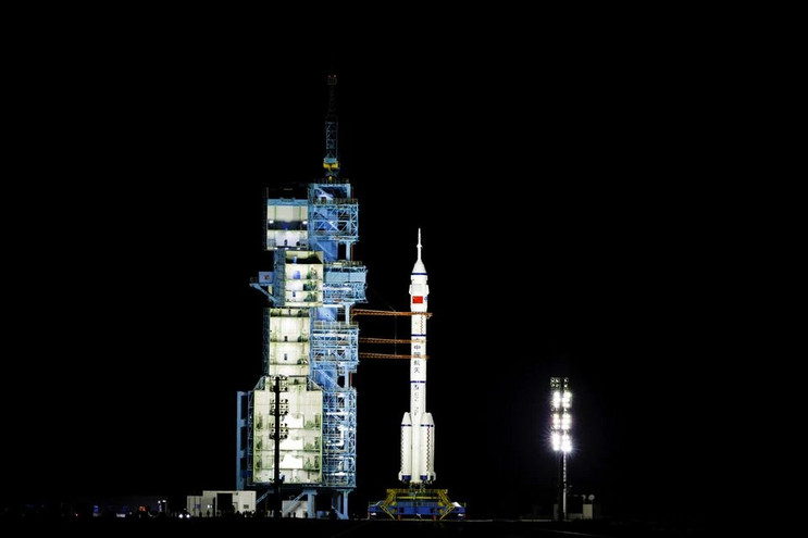 Κινέζοι αστροναύτες έφθασαν στον διαστημικό τους σταθμό κι ετοιμάζονται για ρεκόρ