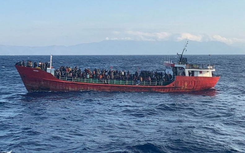 Στην Κω αποβιβάστηκαν οι 400 μετανάστες που διασώθηκαν από τουρκικό φορτηγό πλοίο