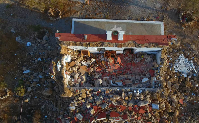 Το εκκλησάκι που κατέρρευσε από τον σεισμό στην Κρήτη σε βίντεο από drone &#8211; Εκεί είχε γίνει νονά η Ντέμι Μουρ
