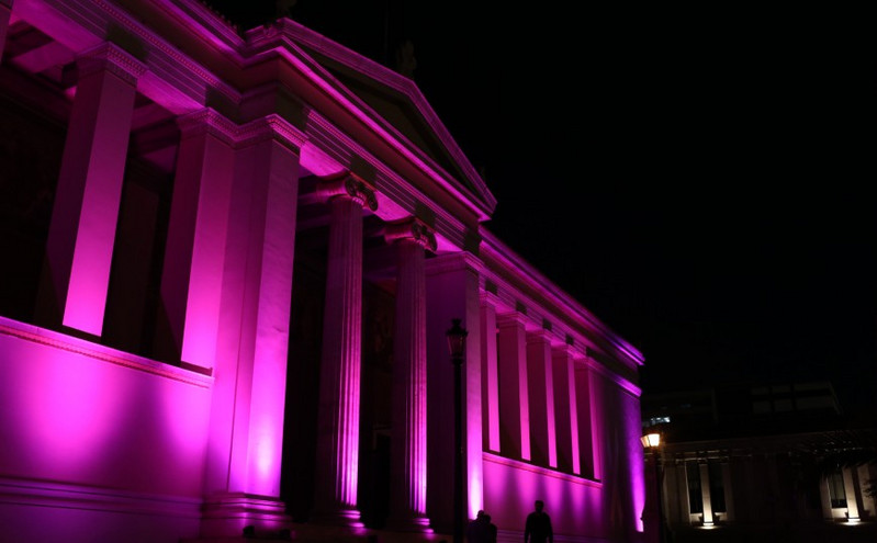 Φωτίστηκε στα ροζ το κτήριο του ΕΚΠΑ στην Πανεπιστημίου στη μνήμη της Φώφης Γεννηματά
