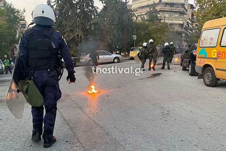 Μολότοφ και δακρυγόνα στη Τούμπα: Επεισόδια μεταξύ της  Αστυνομίας και οπαδών του ΠΑΟΚ