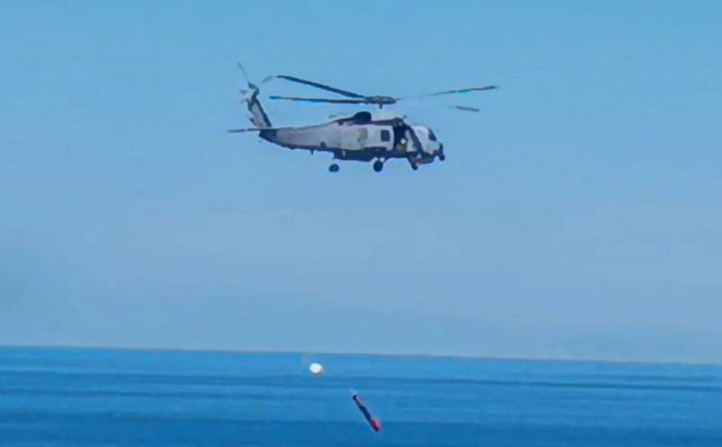 Ελικόπτερο «χτυπά» υποβρύχιο με τορπίλη &#8211; Εντυπωσιακές εικόνες από άσκηση του Πολεμικού Ναυτικού