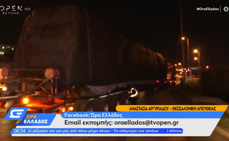 Θεσσαλονίκη: Νταλίκα που μετέφερε βαγόνια του μετρό «κόλλησε»