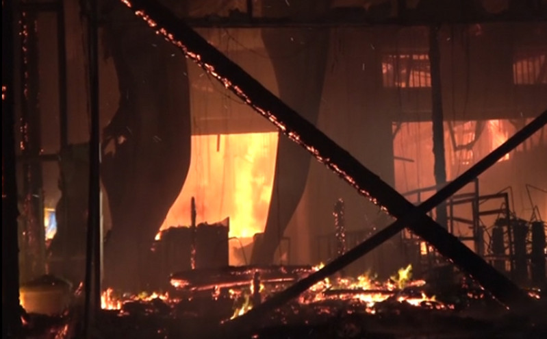 Μύκονος: Πανικός από μεγάλη φωτιά σε εστιατόριο &#8211; Εκρήξεις από φιάλες υγραερίου