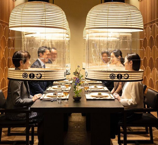 Ιαπωνικό εστιατόριο δημιούργησε φανάρια που μοιάζουν με διαστημόπλοιο για να κρατούν τους πελάτες ασφαλείς