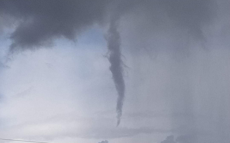 Εντυπωσιακό φαινόμενο στα Βόρεια της Αττικής: Τι είναι το νέφος funnel cloud