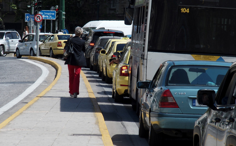 Κίνηση τώρα: Ακινητοποιημένο φορτηγό στην Πειραιώς προκαλεί πρόβλημα στην κυκλοφορία