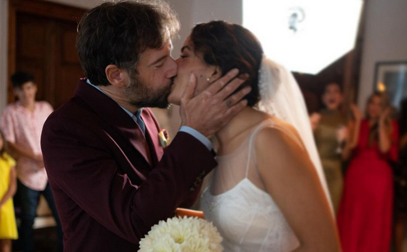 Κωστής Μαραβέγιας: Η δημόσια εκδήλωση αγάπης στην Τόνια Σωτηροπούλου μετά το γάμο