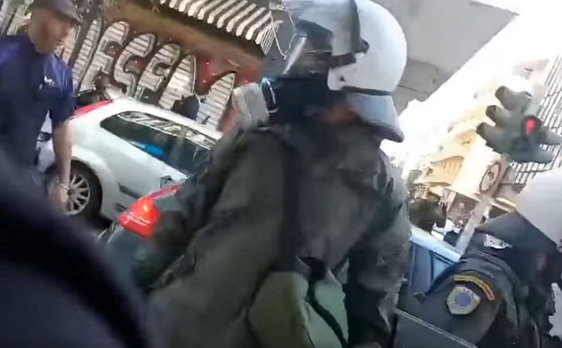 Βίντεο από τα Εξάρχεια με αστυνομικό των ΜΑΤ να σπάει τζαμαρία και να φωνάζει «είμαι τρελός»