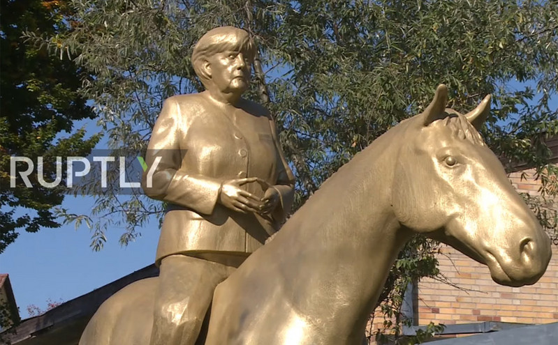 Το χρυσό άγαλμα της Μέρκελ πάνω σε άλογο που προκαλεί πολλά σχόλια