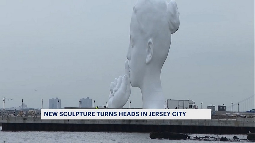 «Η ψυχή του νερού»: Το τεράστιο λευκό γλυπτό που κάνει μια&#8230; δήλωση στο λιμάνι της Νέας Υόρκης