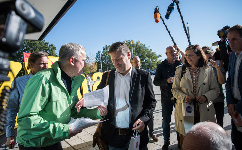 Γερμανία: Άρχισαν οι διερευνητικές επαφές μεταξύ SPD, Πρασίνων και FDP