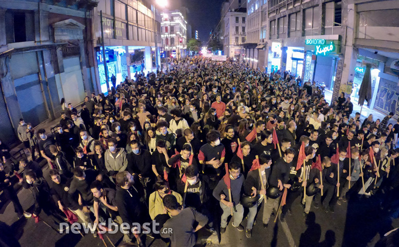 Εικόνες από την αντιφασιστική πορεία στο κέντρο της Αθήνας ένα χρόνο μετά την καταδίκη της Χρυσής Αυγής