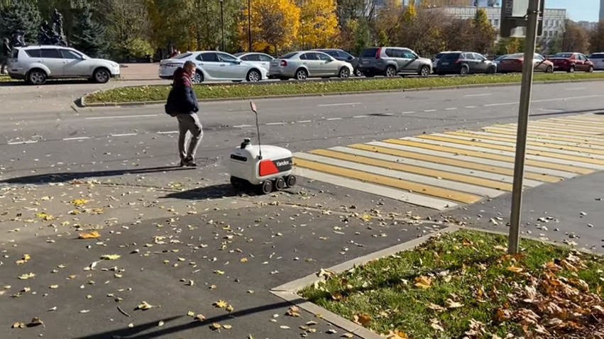 Εξάτροχα ρομπότ σε μέγεθος βαλίτσας παραδίδουν δέματα και γράμματα σε γειτονιές της Μόσχας