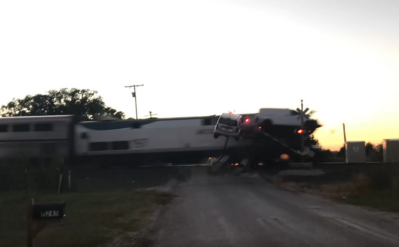 Βίντεο – σοκ: Τρένο διαλύει νταλίκα με αυτοκίνητα που κόλλησε στις ράγες