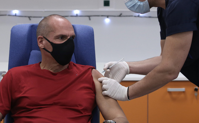 Ο Γιάνης Βαρουφάκης έκανε την τρίτη δόση του εμβολίου κατά του κορονοϊού