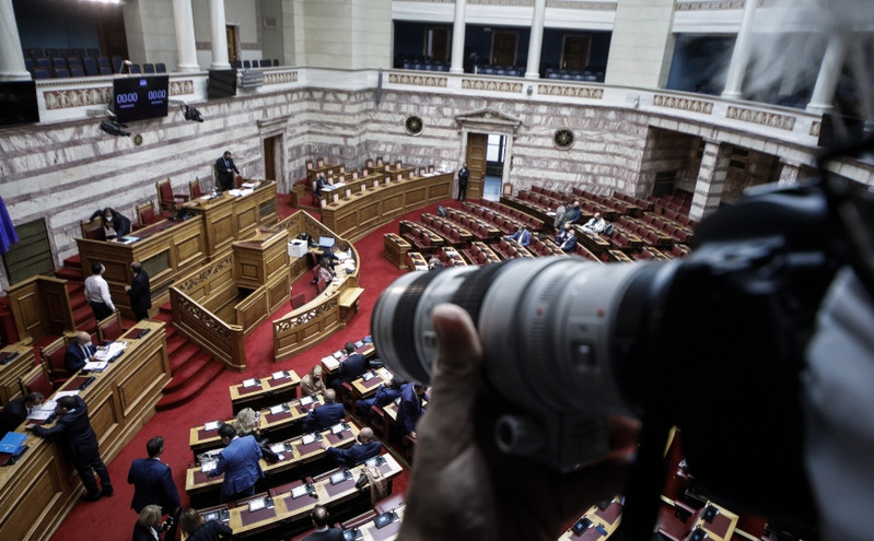Βουλή: Σε θέσεις μάχης τα κόμματα ενόψει της προ ημερησίας διατάξεως συζήτηση για τις υποκλοπές