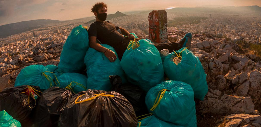 Βασίλης Σφακιανόπουλος: Περπάτησε 162 χιλιόμετρα από την Αθήνα στην Εύβοια μαζεύοντας σκουπίδια