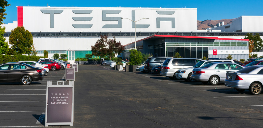 Γκραφίτι της Kου Κλουξ Κλαν και σβάστικες: Τι συμβαίνει μέσα στα εργοστάσια της Tesla;