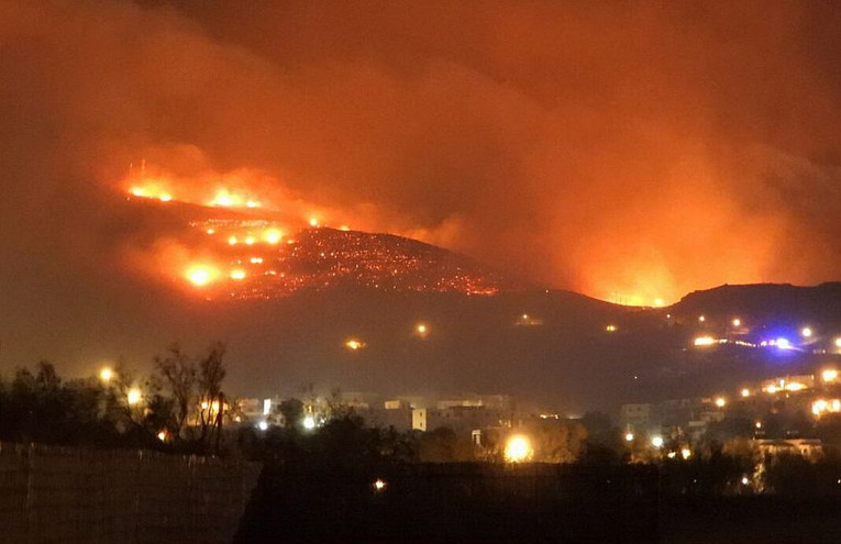 Σε ύφεση η φωτιά στην Τήνο: Εκκενώθηκαν προληπτικά τρεις οικισμοί
