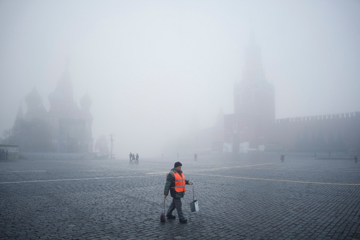 Εντυπωσιακές εικόνες από τη Μόσχα: Πυκνή ομίχλη κάλυψε την πόλη σε ύψος 120 μέτρων