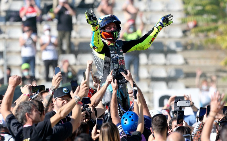 MotoGP: Συγκίνηση στον τελευταίο αγώνα του θρύλου Βαλεντίνο Ρόσι