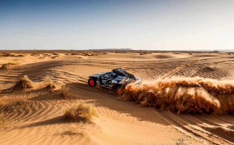 Το Audi RSQ e-tron του Ράλι Ντακάρ διαθέτει δυο ηλεκτροκινητήρες και τέσσερα χιλιόμετρα καλωδίωσης