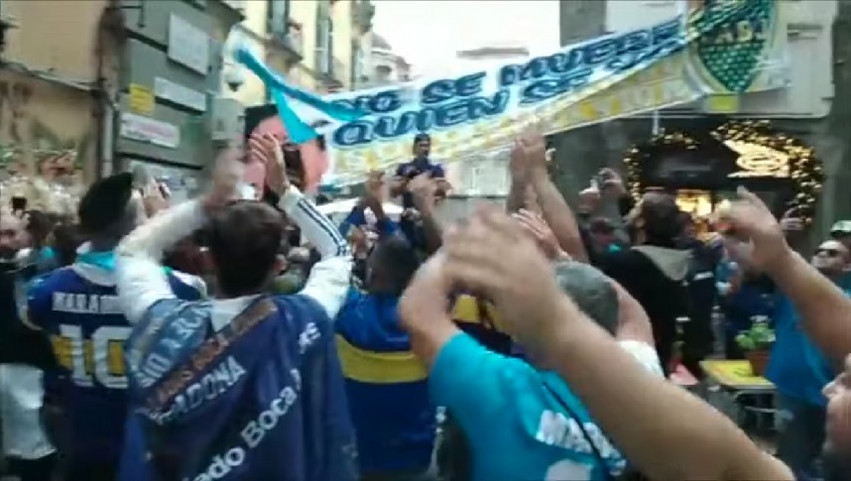 Ντιέγκο Μαραντόνα: Στους δρόμους της Νάπολης οπαδοί της Μπόκα που πήγαν να τιμήσουν τον «Θεό»