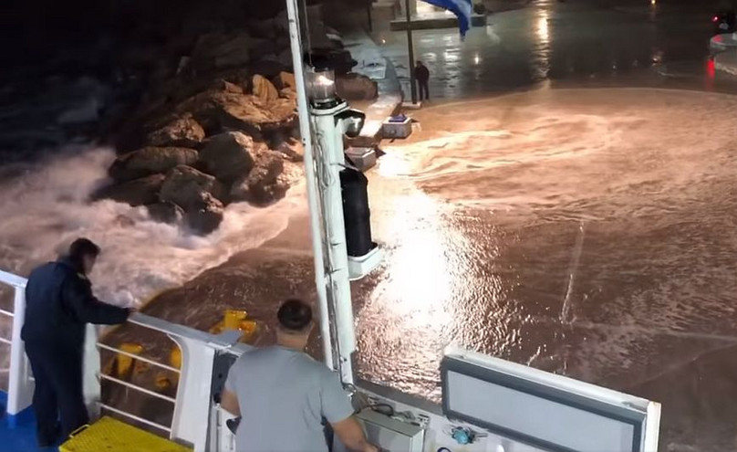 Εντυπωσιακό βίντεο: Πλοίο δένει στο λιμάνι της Σίκινου κάτω από εξαιρετικά αντίξοες συνθήκες