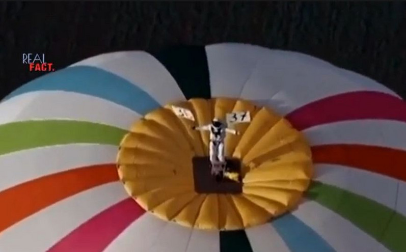 Ατρόμητος Γάλλος περπάτησε πάνω στο μπαλόνι του αερόστατου στα 4.000 μέτρα ύψος