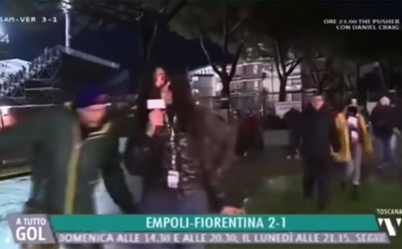 Η στιγμή που φίλαθλος της Φιορεντίνα παρενοχλεί δημοσιογράφο σε απευθείας τηλεοπτική σύνδεση