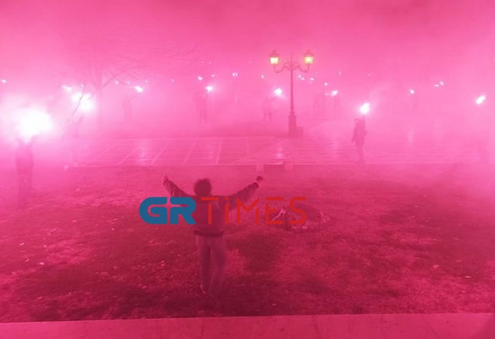 Θεσσαλονίκη: Στους δρόμους με πυρσούς και βεγγαλικά οι οπαδοί του Ηρακλή