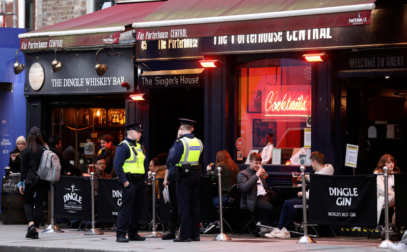 Κορονοϊός &#8211; Ιρλανδία: Κλείνει μπαρ κι εστιατόρια στις 8 το βράδυ