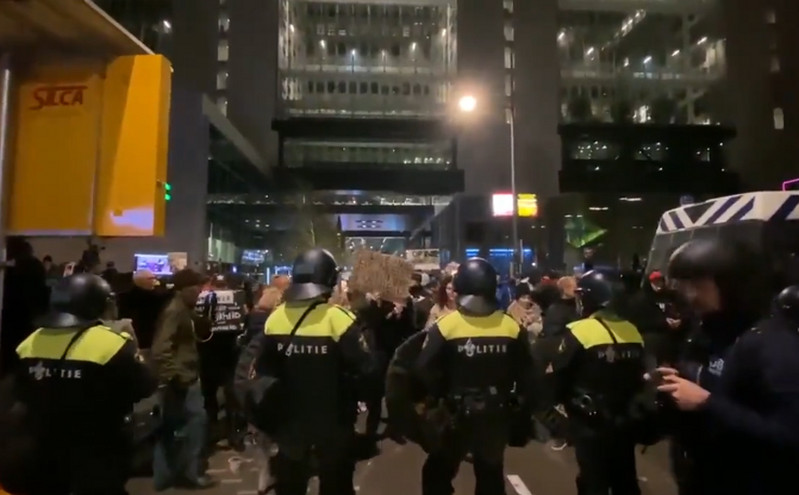 Ολλανδία: Συγκρούσεις αστυνομίας και διαδηλωτών λίγο μετά την ανακοίνωση του μερικού lockdown
