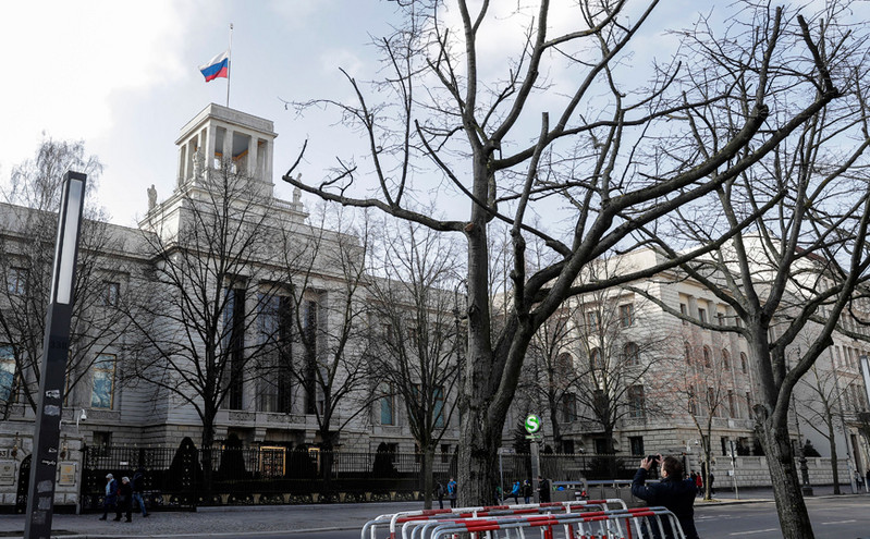 Θρίλερ στο Βερολίνο: Νεκρός διπλωμάτης της Ρωσίας έξω από την πρεσβεία της χώρας του