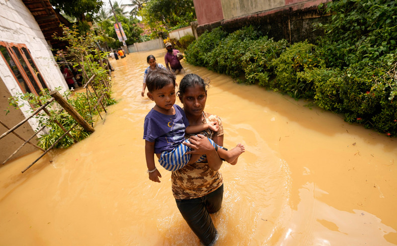 Τουλάχιστον 25 νεκροί από τις σφοδρές βροχοπτώσεις σε Ινδία και Σρι Λάνκα