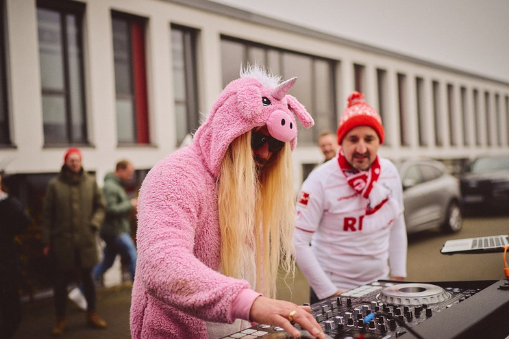 Κολονία: Τρελοί με το καρναβάλι – Ο προπονητής ντύθηκε ροζ γουρούνι-μονόκερος