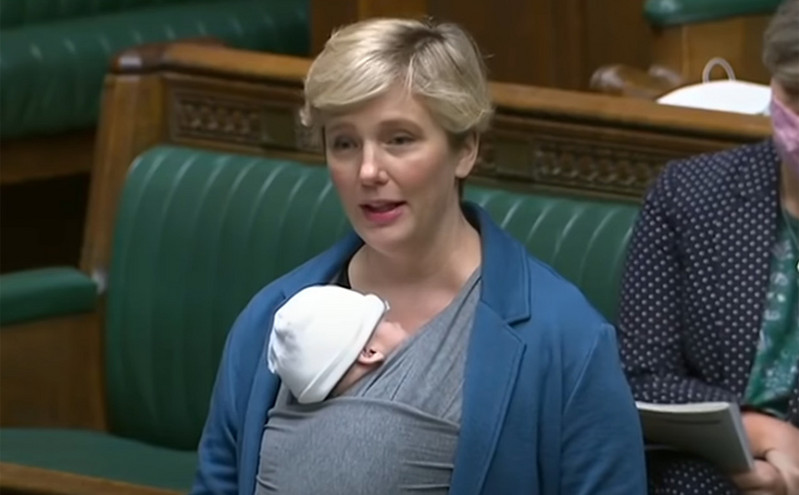 Βρετανία: Έκαναν σύσταση σε βουλευτή που θήλαζε τον γιο της &#8211; Της είπαν ότι στην αίθουσα δεν επιτρέπονται τα μωρά