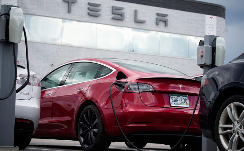 Tesla: Ανοίγει δίκτυο φόρτισης ηλεκτρικών αυτοκινήτων σε άλλα EV για πρώτη φορά στην Ευρώπη