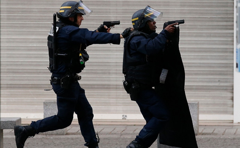Γαλλία: Συναγερμός στις Κάννες &#8211; Επίθεση με μαχαίρι σε αστυνομικό