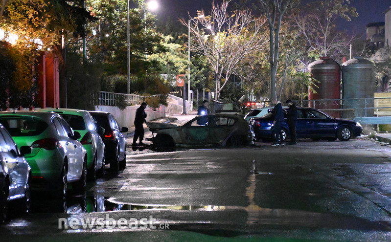Πυροβολισμοί στη Νίκαια: Εικόνες από το αυτοκίνητο που βρέθηκε καμένο στον Κηφισό