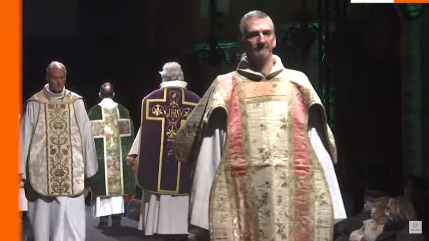 Ιερείς σε ρόλο μοντέλων ποζάρουν με ιστορικά άμφια για την επίδειξη της πασαρέλας του βελγικού καθεδρικού ναού