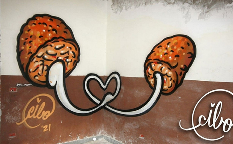 Καλλιτέχνης του δρόμου μετατρέπει σβάστικες και σύμβολα μίσους σε γκράφιτι με λιχουδιές